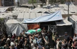 Le corps d'Ezzedine Al-Haddad, chef de la branche armée du Hamas, tué lors d'une frappe israélienne nocturne avec des membres de sa famille, lors de ses funérailles à Gaza, le 16 mai 2026