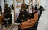 Une esthéticienne afghane maquille une cliente dans un salon de beauté de Mazar-i-Sharif le 5 juillet 2023. Le décret des autorités talibanes ordonnant la fermeture définitive de ces établissements entre en vigueur le 25 juillet, privant les femmes d’un de leurs derniers espaces de liberté 

