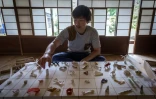 Yuki Tatsumi exhibe des pièces de sa collection d'origami, le 23 mai 2018 à Kameoka, au Japon