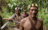 Les Indiens waorani Memo Ahua (D) and Tiri Nenquimo marchent près du  village de Nemompare, sur les berges du fleuve Curaray, en Equateur, le 14 avril 2019