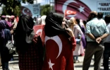 Une femme est drapée dans un drapeau turc lors d'une manifestation en faveur du président Erdogan, à Istanbul, le 19 juillet 2016
