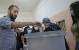 Un électeur vote à Damas pour la présidentielle en Syrie, le 26 mai 2021