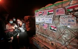 Une cargaison de vaccins anti-Covid fournis au Soudan dans le cadre de Covax, à l'aéroport international de Khartoum, dans la nuit du 5 août 2021
