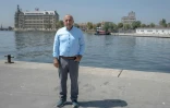 Hasan Bektas, conducteur de train et membre de la Plateforme Haydarpasa, lors d'une interview devant la gare à Istanbul, le 22 août 2025 en Turquie