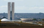 Un mur érigé sur l'Esplanade des ministères à Brasilia pour séparer partisans et opposants de Dilma Rousseff, le 24 août 2016