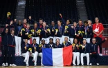 La joie des joueuses et de l'encadrement de l'équipe de France de handball, après avoir remporté la médaille d'or en battant la Russie,  30-25 en finale, lors des Jeux olympiques de Tokyo-2020, le 8 août 2021