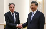 Le secrétaire d'Etat américain Antony Blinken (g) et le président chinois Xi Jinping lors d'une rencontre à Pékin, le 19 juin 2023
