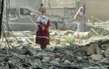 Des habitants de la banlieue sud de Beyrouth inspectent les ruines le 6 juin 2025, au lendemain de frappes israéliennes