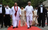 Le président sri-lankais Gotabaya Rajapakse (2eD) et le Premier ministre Mahinda Rajapakse (2eG), au temple de la Dent à Kandy au Sri Lanka le 12 août 2020