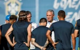 Le sélectionneur du Brésil Tite (c) dirige une séance d'entraînement le 24 juin 2018 à Sotchi 