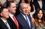 Le Premier ministre israélien Benjamin Netanyahu (D) lors d'un rassemblement électoral dans la ville de Ramat Gan (ouest), le 29 février 2020