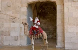 Un père Noël dans la vieille ville de Jérusalem, le 23 décembre 2021