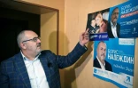 Boris Nadejdin, candidat à la présidentielle russe, devant ses affiches de campagne, le 24 janvier 2024 à Dolgoproudny, près de Moscou