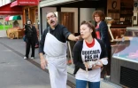 Un boucher repousse une militante vegan devant une boucherie à Paris le 22 septembre 2018