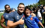 Le capitaine du XV de France Guilhem Guirado (g) pose avec un fan japonais après une séance d'entraînement, le 14 septembre 2019 à Fujiyoshida