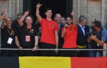 Les stars Eden Hazard et Thibaut Courtois, 3e du Mondial avec la Belgique  s'adressent à la foule lors des festivités à Bruxelles, le 15 juillet 2018