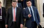 Le ministre des Affaires étrangères ukrainien, Pavlo Klimkin (D) et son homologue allemand, Sigmar Gabriel, arrivent à l'hôtel Bayerischer Hof à Munich, le 18 février 2017