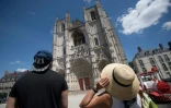 Des passantes contemplent la cathédrale Saint-Pierre-et-Saint-Paul à Nantes, le 20 juillet 2020