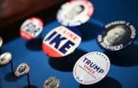 Des badges de campagne exposé slors d'une avant-première presse de l'exposition "American Aspirations" au Smithsonian à Washington, le 28 mai 2026