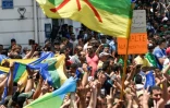 Des Algériens brandissent des drapeaux amazigh, lors d'une manifestation à Alger, le 21 juin 2019