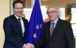 Le président de la Commission européenne Jean-Claude Juncker (D) acceuille le président de l'Eurogroupe Jeroen Dijsselbloem (G) à Bruxelles, le 9 novembre 2015
