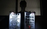 Un manifestant proteste contre la présence de soldats américains au Japon, le 5 octobre 2026 à Tokyo