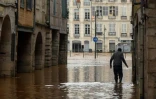 Un piéton passe dans une rue inondée de Bayonne, le 10 décembre 2021