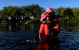 Des migrants haïtiens franchissent le fleuve Rio Grande pour gagner les Etats-Unis depuis la ville mexicaine de Ciudad Acuna, le 23 septembre 2021