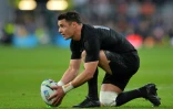 L'ouvreur des All Blacks Dan Carter avant de frapper une pénalité lors de la finale du Mondial-2015 remportée face à l'Australie, le 31 octobre à Twickenham