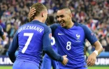 Antoine Griezmann et Dimitri Payet lors du match contre l'Islande le 3 juillet 2016 au stade de France à Saint-Denis 