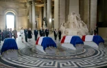 Le 27 mai 2015 à Paris, le président Hollande est au côté des familles de quatre résistants qui font leur entrée au Panthéon