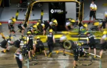 Les mécaniciens de Renault s'entraînent à changer les pneus aux stands le 2 juillet 2020, avant le Grand Prix d'Autriche à Spielberg