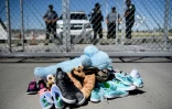 Des chaussures et peluches d'enfants laissés devant l'entrée du centre de détention temporaire pour mineurs, le 21 juin 2018 à Tornillo, au Texas,, à la frontière entre les Etats-Unis et le Mexique   