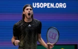 Le Grec Stefanos Tsitsipas, lors de son match perdu face au jeune Espagnol Carlos Alcaraz au 3e tour de l'US Open le 3 septembre 2021