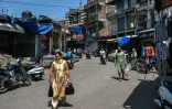 Des habitants dans une rue de Poonch, où le calme est revenu après le cessez-le-feu avec le Pakistan, le 11 mai 2025 en Inde 
