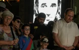 Des centaines de personnes rendent hommage à Charles Aznavour sur la place qui porte son nom à Erevan, le 1er octobre 2018