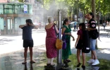 Des personnes se rafraîchissent lors d'une vague de chaleur, le 21 juin 2025 à Paris
