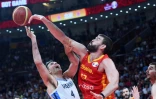 L'Espagnols Marc Gasol (d) à la lutte avec l'Argentin Luis Scola en finale du Mondial de basket, le 15 septembre 2019 à Pékin