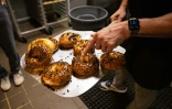 Andrew Martinez, patron de Bo's Bagels, montre des bagels frais dans sa boutique à New York, le 12 juillet 2023