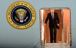 Le président américain Joe Biden descend d'Air Force One à son arrivée à l'aéroport de Brindisi, en Italie, le 12 juin 2024