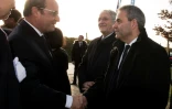 Poignée de mains entre François Hollande et Xavier Bertrand le 1 décembre 2015 in Neuville Saint-Vaast