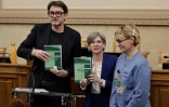 (g-d) Le député et rapporteur de la commission, Erwan Balanant, la députée écologiste et présidente de la commission, Sandrine Rousseau, et l'actrice Judith Godreche lors de la présentation du rapport de la commission d'enquête de l'Assemblée nationale sur les violences sexuelles dans la culture, le 9 avril 2025 à Paris