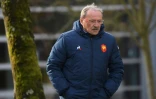 Le sélectionneur Jacques Brunel supervise une séance d'entraînement du XV de France à Marcoussis, le 31 janvier 2019