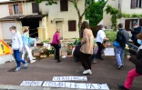 Des fleurs sont déposées le 5 mai 2021 à Mérignac, près de Bordeaux, à l'endroit où une femme de 31 ans a été brûlée vive par son mari