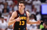Bogdan Bogdanovic des Atlanta Hawks pendant le match des plays-offs NBA contre le Miami Heat le 19 avril 2022 Ă la FTX Arena Ă Miami
