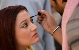 Une actrice pakistanaise au maquillage pendant le tournage du film d'Arshad Khan "Ma Chera Gharib Sara" (Laissez les pauvres tranquilles) le 9 juin 2015 à Murree, près d'Islamabad