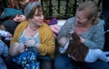 Des femmes allaitent lors d'une manifestation pro-allaitement à Londres, le 6 décembre 2014