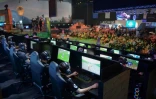 Des joueurs parmi les meilleurs du monde du jeu vidéo phénomène Fortnite s'affrontent à Katowice en Pologne, le 3 mars 2019 