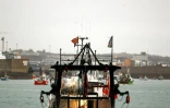 Des bateaux de pêche français protestent contre des restrictions de pêche dans les eaux britanniques devant le port de Saint-Helier, à Jersey, le 6 mai 2021