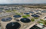Vue aérienne d'une station d'épuration des eaux usées, appelée "biofactory", où les eaux du fleuve Mapocho sont traitées, à Santiago, le 7 mai 2026 au Chili

